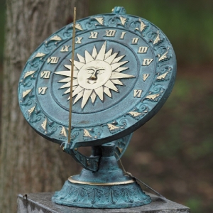 Bronzeskulptur "Sonnenuhr-Renaissance" - auf Standfuß