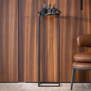 Let's Talk Skulptur vor Wand