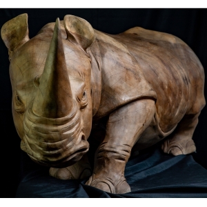 Frontansicht der Holzfigur "Rhinozeros"
