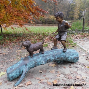 bronzefigur Kind Hund