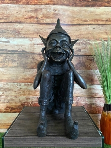Sitzender Goblin aus Bronze auf einem Tisch von vorne