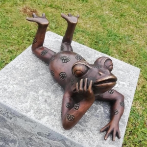 Bronzeskulptur "Liegender Frosch"