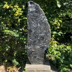 Marmorblock auf Sockel, geädert