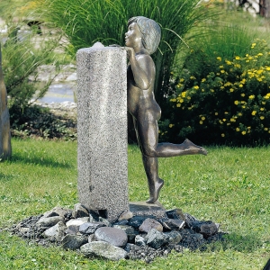 Robin - 88530 - an der Granitwassersaeule von Rottenecker Bronzekunst