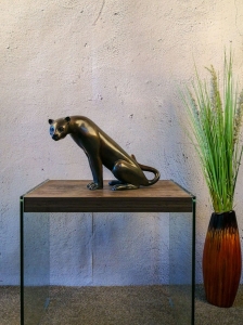 Bronzeskulptur Sitzender Gepard auf einem Tisch 