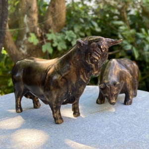 Auf und Ab Börsenkurs Bronzeskulptur draußen