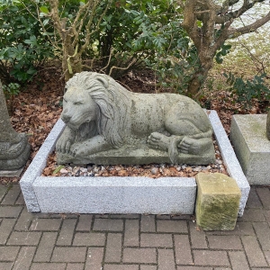 Liegender Löwe aus Flussstein, 115cm