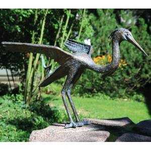 Ansicht der Bronzefigur "Fischreiher (Gebeugt) im Garten