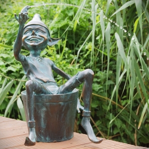 Gnom aus Bronze mit Frosch