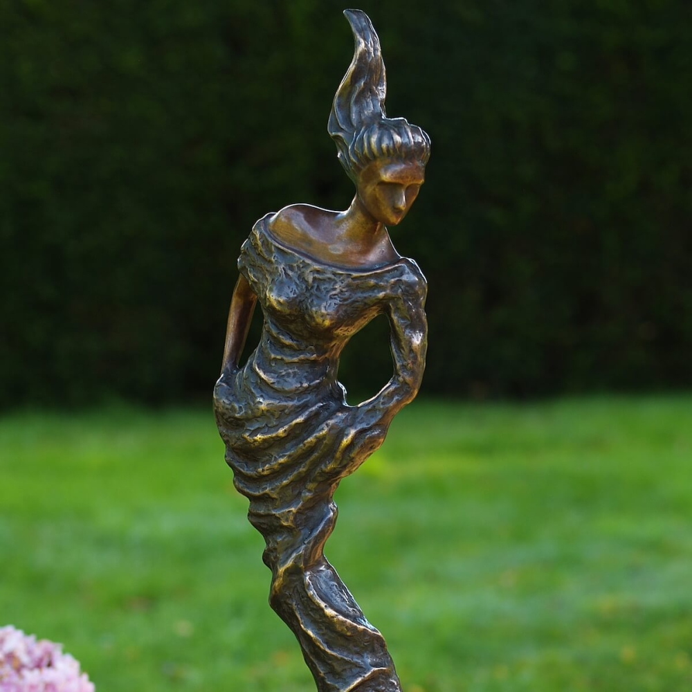 Bronzeskulptur Junge Frau modern mit brauner Patina