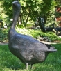 Edition Strassacker Bronzeskulptur "Gans nach links blickend" von Hans Nübold - limitiert