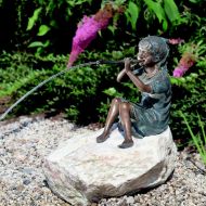 Rottenecker Bronzeskulptur "Franziska mit Flöte" als Wasserspeier