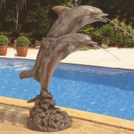 Zwei Delfine als Wasserspeier auf Bronzesockel