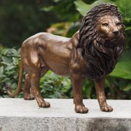 Bronzeskulptur Stehender Löwe auf Säule 