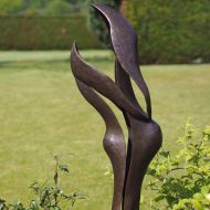 Bronzeskulptur Liebespaar im Garten 