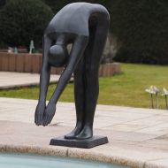 Bronzeskulptur Schwimmer Christoph im Garten 