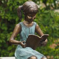 Bronzeskulptur Junges Mädchen mit Ihrem Buch