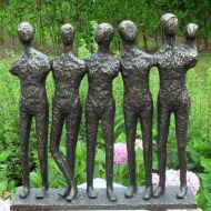 Bronzeskulptur Fünf Männer stehend auf einer Platte 