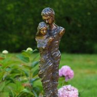 Bronzeskulptur Liebespaar mit brauner Patina im Garten 