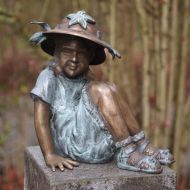 Bronzeskulptur Kleines Sitzendes Mädchen mit Blumenhut auf einer Säule im Garten 