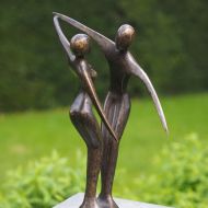 Bronzeskulptur Stehendes Liebespaar mit brauner Patina