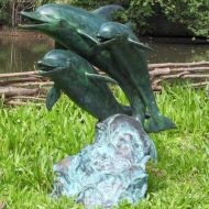 Bronzeskulptur Drei Springende Delfine als Wasserspeier im Garten mit grüner Patina 