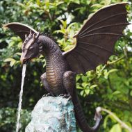 Bronzeskulptur Drache auf Sockel als Wasserspeier im Garten 