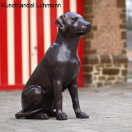 Bronze - Hund   Sitzende Labradorhündin Kira.