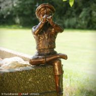 Sitzender Flötenspieler aus Bronze