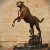Bronzestatue auf Marmor Gepard im Sprung vorne