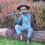 Bronzeskulptur Kleiner Junge mit seiner Flöte sitzend auf einem Baumstamm 