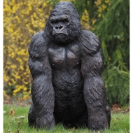 Gorilla Bronzefigur Titus im Garten