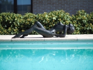 Bronzefigur Akt Frau am Pool