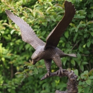 Bronzeskulptur Adler auf Baumstamm 