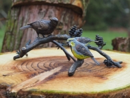 Bronzeskulptur "Singvögel auf Tannenzweig"