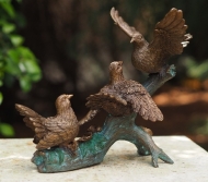 Bronzeskulptur "Drei Tauben auf Ast"