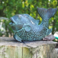 Fisch Wasserspeier aus Bronze auf einem Baumstumpf