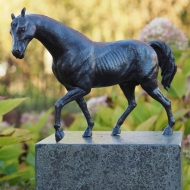 Bronzeskulptur Stehendes Pferd im Schritt auf Säule 