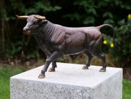 Bronzeskulptur Stehender Stier mit brauner Patina auf Säule
