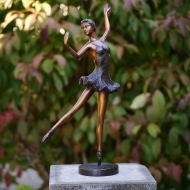 Bronzeskulptur Tanzende Ballerina mit brauner Patina auf Sockel 