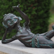 Bronzeskulptur Gnom auf Säule im Garten