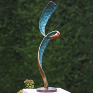 Bronzeskulptur "Helix" Spirale auf Sockel im Garten 
