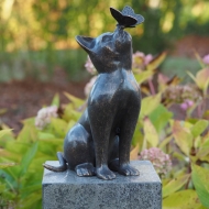 Bronzeskulptur Kleine Sitzende Katze mit einem Schmetterling auf der Nase 