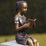 Bronzeskulptur Kleines Mädchen mit Ihrem Buch auf einer Säule 