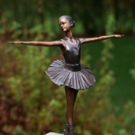 Bronzeskulptur Junge Ballerina mit brauner Patina 