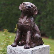 Bronzeskulptur Sitzender Labrador Welpe auf Sockel 