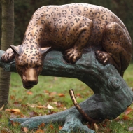 Bronzeskulptur Leopard auf einem Baumstamm