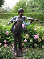 Bronzeskulptur Junger Musiker stehend im Garten 