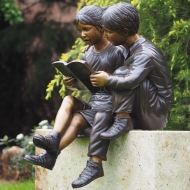 Bronzeskulptur Sitzendes Mädchen mit Junge auf Säule im Garten