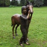 Bronzeskulptur Mädchen mit Ihrem Fohlen auf Wiese 